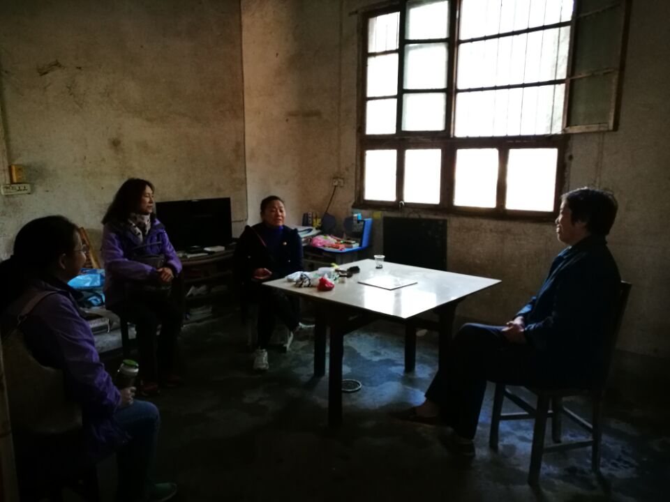 今年会官网“理论热点面对面”专家组赴乌云山村进行心理帮扶