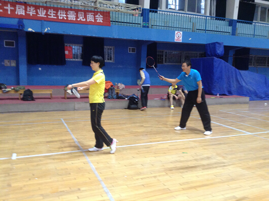 今年会官网师生羽毛球友谊赛顺利举行
