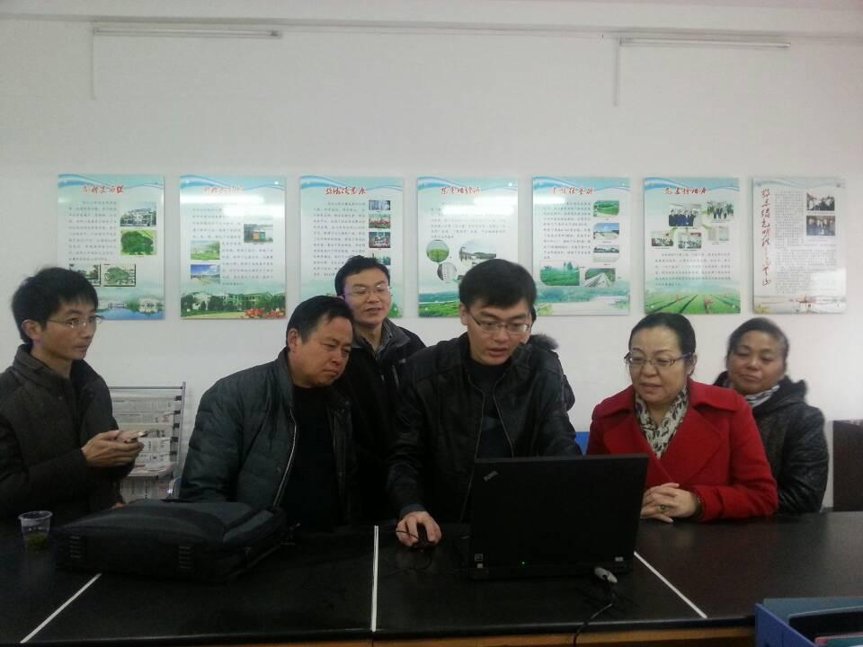 今年会jinnianhui官网为理论热点“面对面”对点帮扶单位英山县乌云山赠送电脑