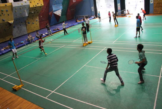 今年会官网院直党支部与“结对”学生党支部羽毛球友谊赛顺利举行