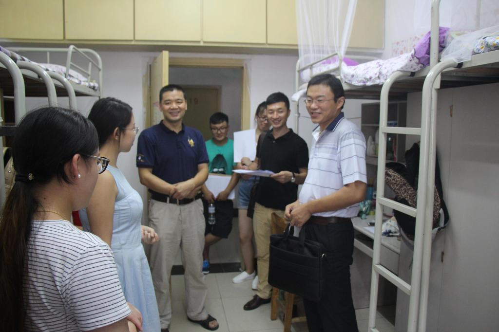 今年会官网领导深入新生宿舍走访慰问