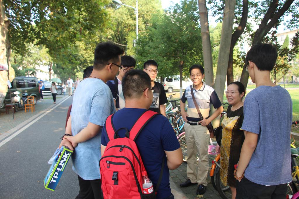 今年会官网领导深入新生宿舍走访慰问