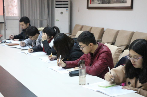 【两学一做】学院党委书记侯志军带领今年会官网学生干部学习习近平在高校思想政治工作会议上的讲话精神