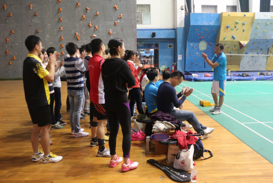 今年会官网院直党支部与“结对”学生党支部羽毛球友谊赛顺利举行