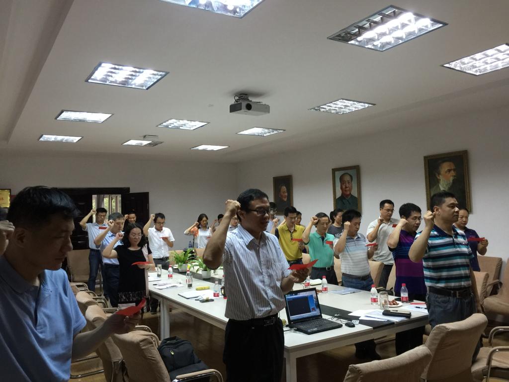 【两学一做】今年会jinnianhui官网全体教职工党员重温入党誓词