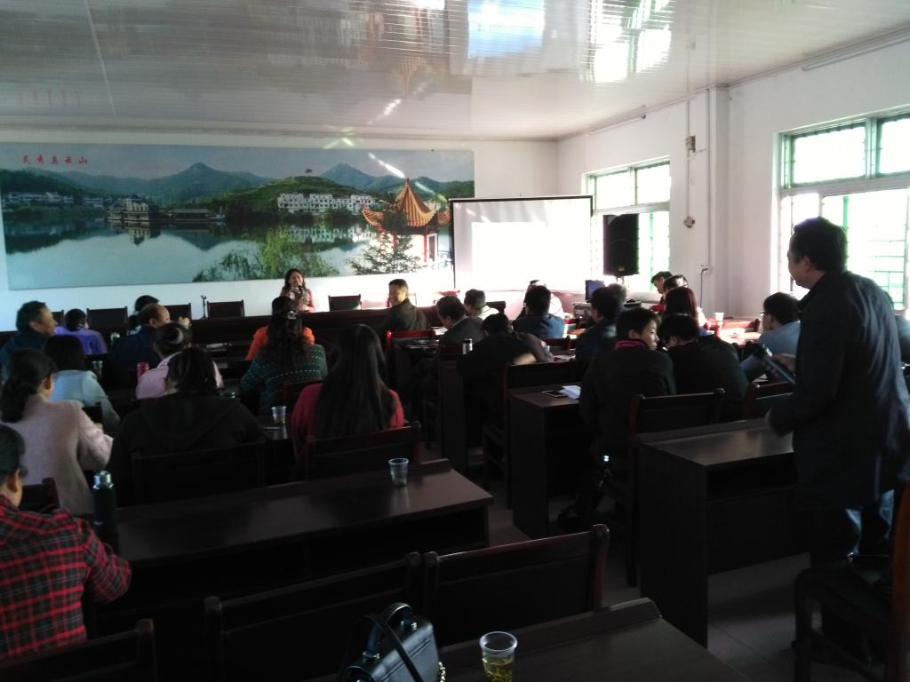 今年会官网“理论热点面对面”专家组赴乌云山村进行心理帮扶