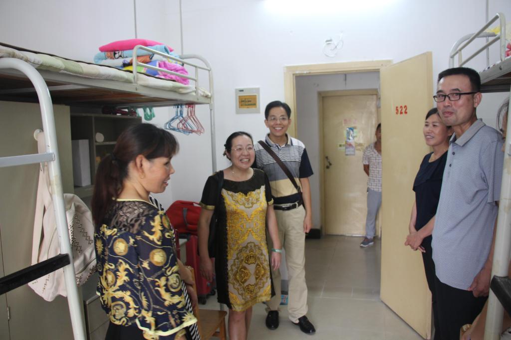 今年会官网领导深入新生宿舍走访慰问