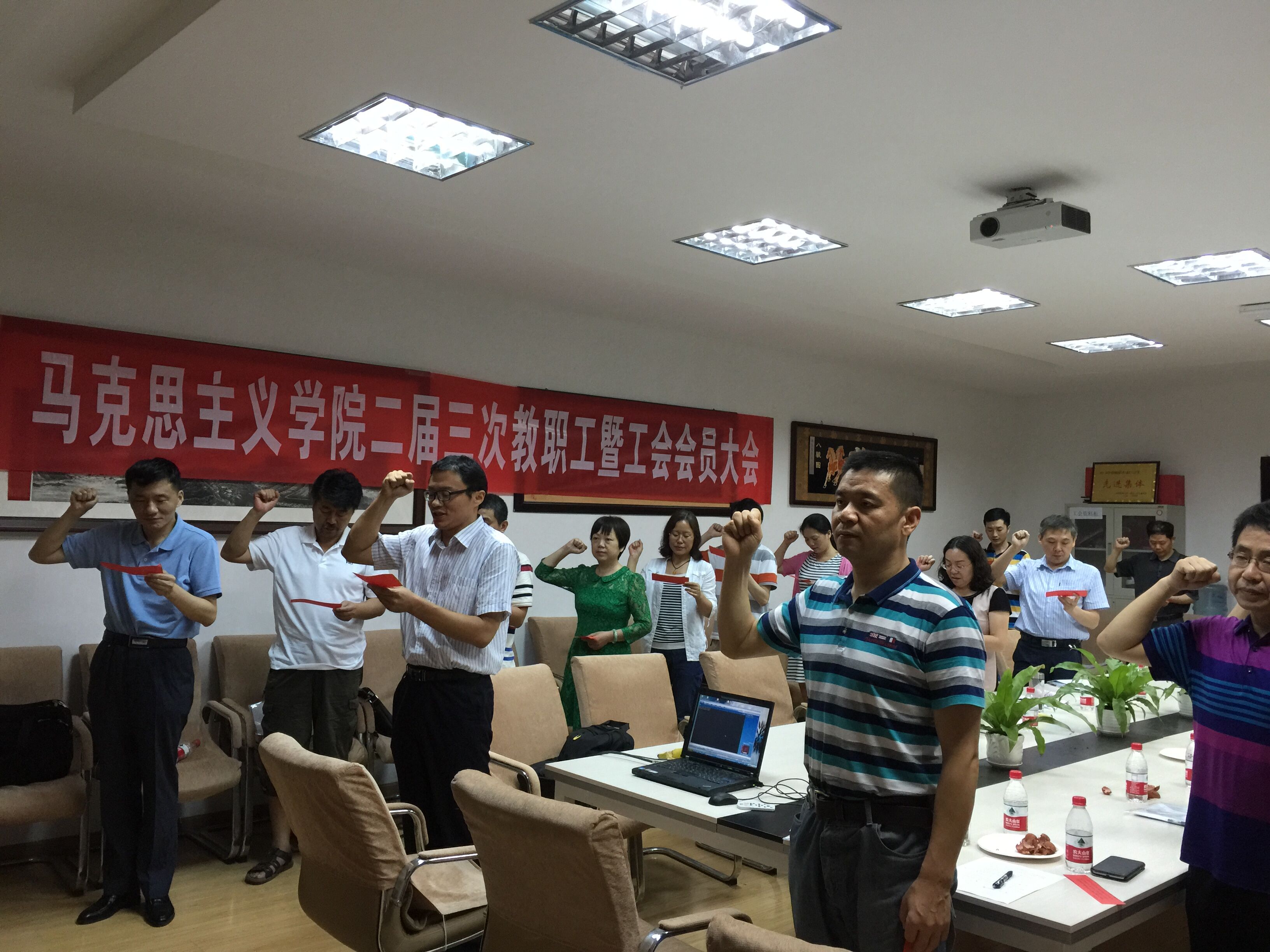 【两学一做】今年会jinnianhui官网全体教职工党员重温入党誓词